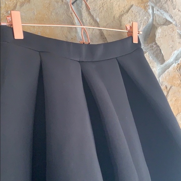 🍂 Black Skirt 🍂 - Picture 2 of 4